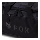 Bolso Fox 180 Duffle negro camo 33139-247-OS detalle logo FOX y bolsillo frontal