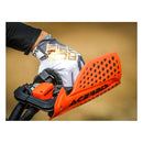 Piloto con cubre puños Acerbis X-Ultimate naranja protegiendo la manilla