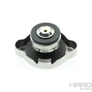 Instalación de tapa de radiador Yamaha OEM 5SL-12462-00-00 en motocicleta Yamaha enduro.