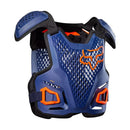 Jofa Fox R3 azul vista frontal, protector de pecho ventilado con hombreras y detalles naranjos, certificación CE