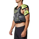 Piloto usando jofa Fox Raptor amarillo/gris, vista frontal en ángulo