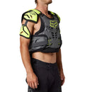 Piloto usando jofa Fox Raptor amarillo/gris, vista lateral con hombreras y protector de bíceps