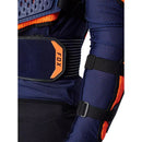 Detalle faja de cintura y codera de jofa Fox Titan Sport Jacket azul/naranjo