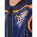 Detalle placa de pecho y cierre central de jofa Fox Titan Sport Jacket azul/naranjo