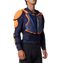 Piloto usando jofa Fox Titan Sport Jacket azul/naranjo bajo el jersey, vista frontal