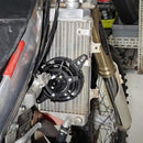 Ventilador universal 12V instalado en radiador de moto enduro